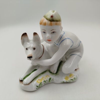 купить Статуэтка "Юный пограничник с собакой", скульптор Г.С. Столбова, фарфор, роспись, Ленинградский фарфоровый завод (ЛФЗ), СССР, 1970-1990 гг.