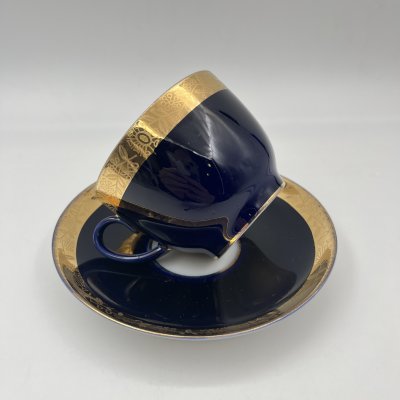 купить Пара чайная кобальтого оттенка, украшенная растительным декором по борту, фарфор, золочение, Ленинградский фарфоровый завод (ЛФЗ), СССР, 1960-1970 гг.