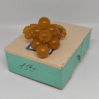 купить Брошь винтажная "Виноград" в оригинальной коробке, янтарь, латунь, золочение, картон, Калининградский янтарный комбинат, СССР, 1987-1992 гг.