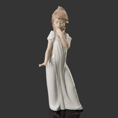 купить Статуэтка "Зевающая девочка", фарфор, роспись, NAO Porcelain, Испания, 1970-1980 гг.