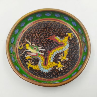 купить Розетка с изображением дракона на черном облачном фоне, выполненная в технике клуазоне, латунь, перегородчатая эмаль, Китай, 1950-1970 гг.