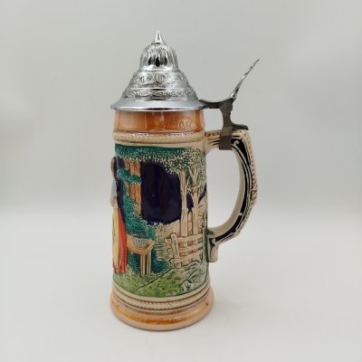 купить Кружка пивная, украшенная сценой флирта, керамика, глазурь, рельеф, крышка-олово, Marzi & Remy, Германия, 1960-1980 гг.