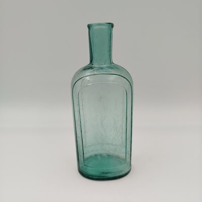 купить Флакон зеленоватого оттенка с филенками на тулове, стекло, Европа, 1900-1940 гг.