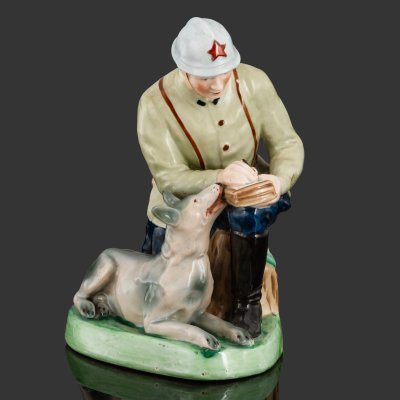 купить Статуэтка "Красноармеец-связист с собакой" (Пограничник), автор Гайченко П., фарфор, роспись, Городницкий фарфоровый завод, СССР, 1920-1930 гг.