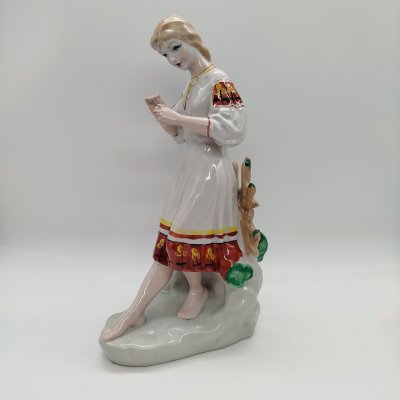 купить Статуэтка "Любит-не-любит" ("Гадание на ромашке"), скульптор О.Л. Жникруп, фарфор, роспись, Полонский завод художественной керамики (Полонное ЗХК), СССР, 1973-1991 гг.