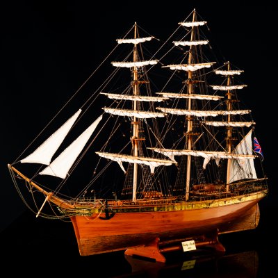 купить Модель клипера "Cutty Sark" (парусное судно, построенное в 1868 г. капитаном Джоном Уиллисом для участия в "чайных гонках") в комплекте с альбомом, компания "Historic Marine", дерево, металл, ткань, лак, крашение, Маврикий, 2000-2015 гг.