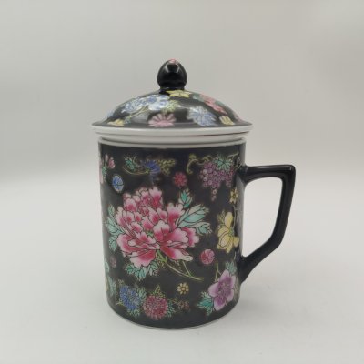 купить Кружка с крышкой (заварочная), украшенная экзотическим цветочным декором, фарфор, деколь, роспись, крытье, Китай, 1970-1990 гг.