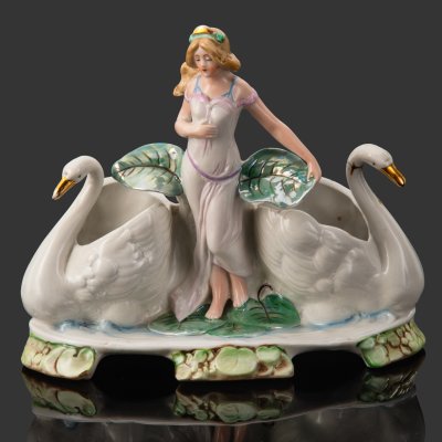 купить Статуэтка-салфетница "Девушка с лебедями", фарфор, роспись, люстр, золочение, Carl Schneider's Heirs, Германия, 1952-1972 гг.
