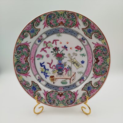 купить Тарелка с широкими полями, украшенная традиционным китайским натюрмортом и цветочными гирляндами, фарфор, деколь, роспись эмалевыми красками, Китай, фарфор, деколь, роспись эмалевыми красками, Китай, Китай, 1960-1980 гг.