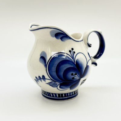 купить Сливочник (молочник) с цветочным декором, фарфор, роспись, Объединение «Гжель», СССР, 1972-1985 гг.