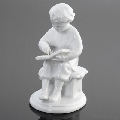 купить Статуэтка "В.И. Ленин в детстве" ("Володя Ульянов читает книгу"), фарфор, Ленинградский фарфоровый завод (ЛФЗ), скульптор С.Б. Велихова, СССР, 1950-1960 гг.