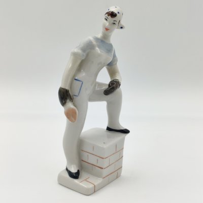 купить Статуэтка "Каменщица", фарфор, роспись, Сысертский фарфоровый завод, СССР, 1970-1990 гг.