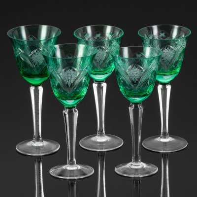 купить Набор из пяти бокалов зеленого оттенка колоколообразной формы, со звездчатым и растительным декором, хрусталь, нацвет, алмазная грань, Германия, 1970-1990 гг.