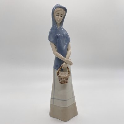 купить Статуэтка "Девушка с корзинкой", фарфор, роспись, Западная Европа, 1990-2000 гг.
