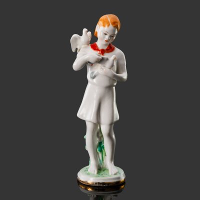 купить Статуэтка «Пионерка с голубями», скульптор Г. С. Столбова, фарфор, роспись, золочение, Ленинградский фарфоровый завод (ЛФЗ), СССР, 1950-1960 гг.