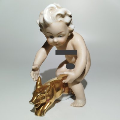 купить Статуэтка "Путти с золотым поросенком", фарфор, роспись, золочение, Gräfenthal (Графенталь), Германия, 1950-1972 гг.