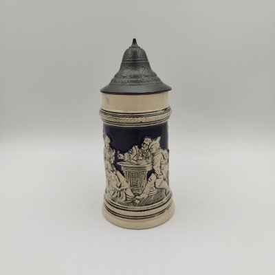 купить Кружка пивная с крышкой, украшенная трактирной сценкой, керамика, рельеф, крытье, крышка - олово, Gerzit Gerz, Германия, 1960-1980 гг.