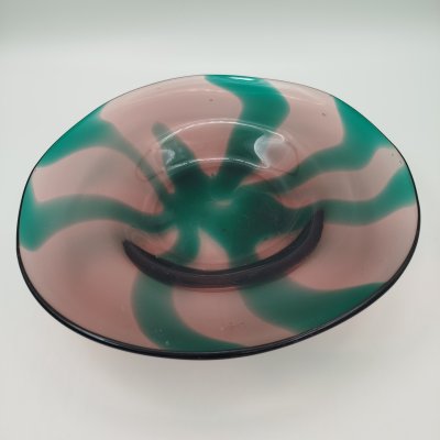 купить Блюдо неправильной круглой формы, марганцево-зеленого оттенка, стекло, СССР, 1960-1990 гг.