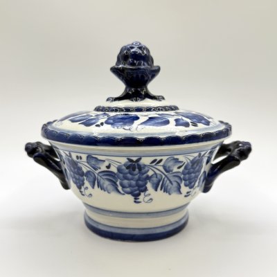 купить Сахарница (конфетница), декорированная изображением цветов, фарфор, роспись, Объединение «Гжель», СССР, 1972-1986 гг.