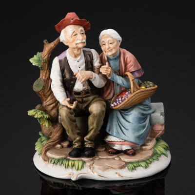 купить Скульптурная композиция в стилистике Capodimonte "Дедушка и бабушка" ("Пожилая пара"), фаянс, роспись, золочение, Европа, 1970-1990 гг.