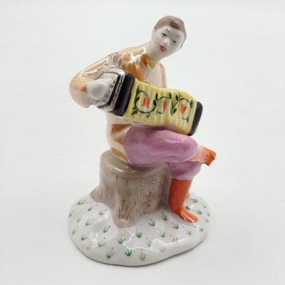 купить Статуэтка гармониста из триптиха "Русский перепляс", фарфор, роспись, люстр, Дулевский фарфоровый завод (Дулёво), СССР, 1957 г.