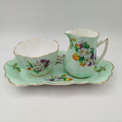 купить Набор из молочника, сахарницы и подноса с цветочным декором на нежно-фисташковом фоне, фирма "Sampson Smith", фарфор, крытье, деколь, золочение, Великобритания, 1945-1963 гг.