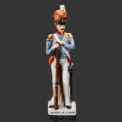 купить Статуэтка гренадёра гвардии из серии "Армия Наполеона" (Grenadier de la Garde), фарфор, роспись, золочение, фарфор, роспись, золочение, Западная Европа, 1960-1970 гг.