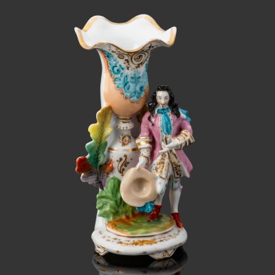 купить Ваза для небольшого букета в виде галантного кавалера, одетого по моде XVIII века, фарфор, роспись, золочение, Франция, 1880-1910 гг.
