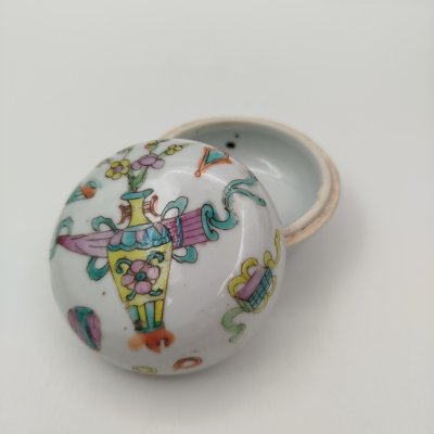 купить Шкатулка для пудры (пудренница) украшенная изображениями символов восьми бессмертных, фарфор, роспись, Китай, 1912-1949 гг.