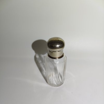 купить Флакон с граненым туловом и крышкой округлой формы, стекло, металл, Западная Европа, 1890-1930 гг.