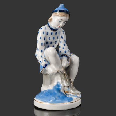 купить Статуэтка "Конькобежка", автор Н. Б. Квитницкая, фарфор, роспись, золочение, Турыгинский фарфоровый завод артели «Художественная керамика» (Гжель), СССР, 1950-1970 гг.