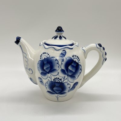 купить Миниатюрный заварочный чайник с расписным цветочным декором, фарфор, роспись, Объединение «Гжель», СССР, 1972-1985 гг.