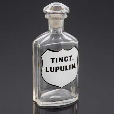купить Бутылка (флакон) с надписью в щитке "Tinct. lupulin" (настойка шишек хмеля), стекло, краска, Европа, 1900-1940 гг.