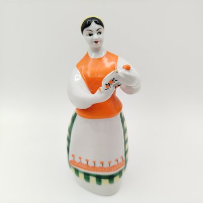 купить Статуэтка "Девушка с куманцом" ("Девушка с кумганом"), автор Н. Ф. Бобик, фарфор, роспись, Полонский завод художественной керамики (Полонное ЗХК), СССР, 1973-1991 гг.