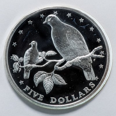 купить Острова Кука 5 долларов (dollars) 1979 "Птицы - Раратонгские фруктовые голуби (Ptilinopus rarotongensis)" (в буклете)