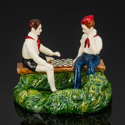 купить Статуэтка "Турнир по шашкам", автор росписи Р.И. Холомкина, Конаковский фаянсовый завод, фаянс, роспись, Российская Федерация, 2023 г.