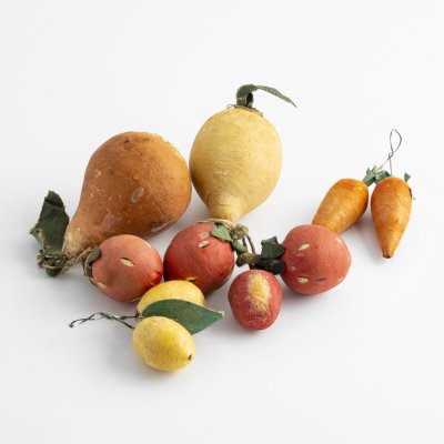 купить Набор из 8 винтажных ёлочных игрушек (фрукты, ягоды и овощи), вата, роспись, ткань, бумага, СССР, 1930-1950 гг.