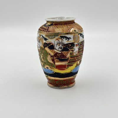 купить Ваза миниатюрная "Архаты", выполненная в стилистике Сацума (Satsuma), фарфор, роспись, золочение, Япония, 1980-1990 гг.