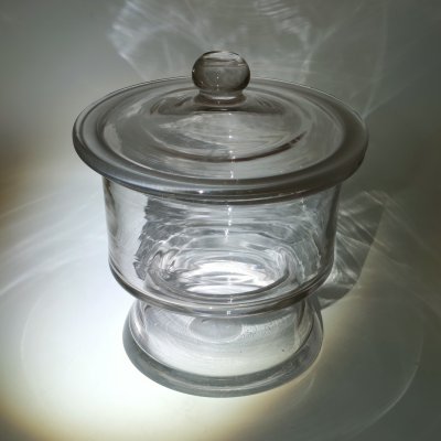 купить Бонбоньерка (ваза для десертов) лаконичного дизайна с выгравированной цифрой 15, стекло, свечение зеленым цветом в УФ-лучах, Западная Европа, 1920-1950 гг.