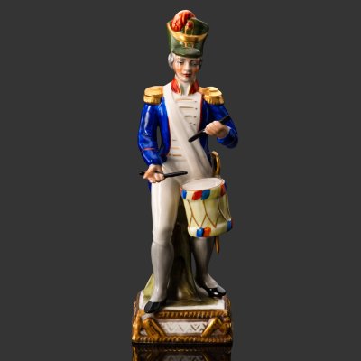 купить Статуэтка "Барабанщик французской армии", Sandizell, Höffner & Co., фарфор, роспись, золочение, Германия, 1960-1970 гг.