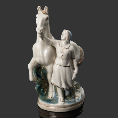 купить Статуэтка "Конезаводчица", скульптор Н. И. Бессарабова, фарфор, роспись, золочение, Турыгинский фарфоровый завод артели «Художественная керамика» (Гжель), СССР, 1950-1960 гг.