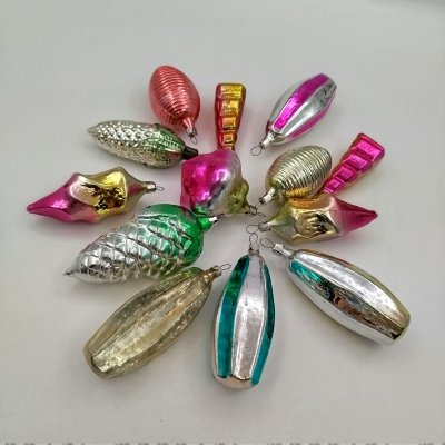 купить Набор из 13-ти ёлочных игрушек в виде шишек и сосулек, стекло, краска, металл, СССР, 1960-1990 гг.