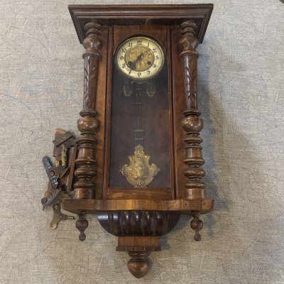 купить Часы настенные в фигурном корпусе и с изображением бабочки на циферблате, Junghans, дерево, металл, Германия, 1906 г.