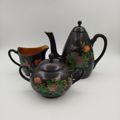 купить Набор для подачи чая (чайник, сахарница, молочник), декорированный изображением роз, папье-маше, роспись, золочение, Китай, 1950-1970 гг.