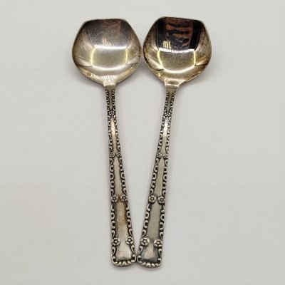 купить Набор из 2-х лопаток (совочков) для сахара с цветочным декором, мНЦ (медь-никель-цинк), Таллинский ювелирный завод, СССР, 1960-1980 гг.