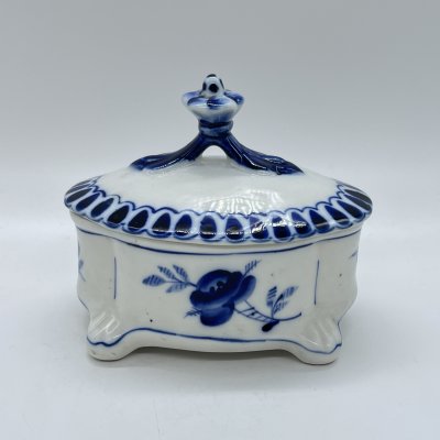 купить Шкатулка (ёмкость для хранения) с расписным цветочным декором, фарфор, роспись, Объединение «Гжель», СССР, 1972-1985 гг.