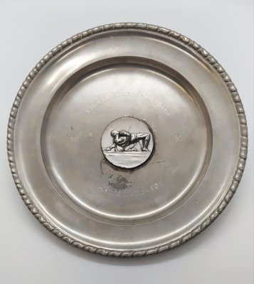купить Тарелка памятная "VII. Int. Ringer-Turnier Aschaffenburg" (7-й Международный турнир по борьбе, г. Ашаффенбург), металл, Bodo Jagdberg, Германия, 1980 г.