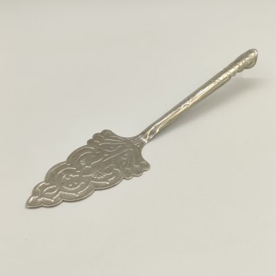 купить Лопатка для торта с рельефным декором, мельхиор (медь-никель), чеканка, СССР, 1970-1990 гг.