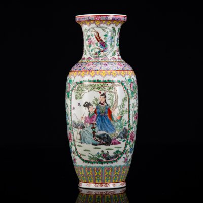 купить Ваза в стиле шинуазри с изображением сцены в саду, фарфор, роспись эмалевыми красками, Китай, 1960-1980 гг.