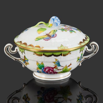 купить Чашка бульонная с крышкой из сервиза "Королева Виктория", фарфор, роспись, золочение, Herend (Херенд), Венгрия, 2000-2015 гг.